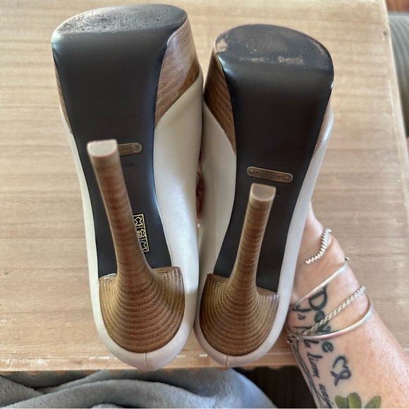 Burberry heels size 38 Euro.EUC.Tiny indent on right shoe. (see pics) - Picture 2 of 10